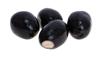 Beyaz arka planda izole edilmiş peynirli zeytinler