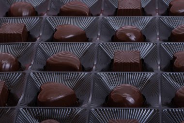 Çikolatalı şekerler yakın çekim kutusunda.