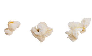 Beyaz arkaplanda patlamış mısır izole edildi