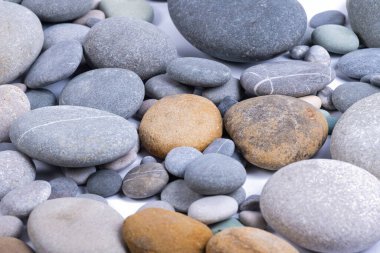 Beyaz arkaplanda izole çakıl taşları