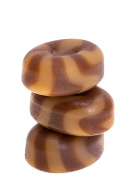 Beyaz arkaplanda izole edilmiş kremalı lolipop şekeri