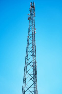 Mavi gökyüzüne karşı hücre kulesi