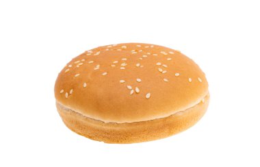 Hamburger için susamlı çörek. Beyaz arka planda izole edilmiş.