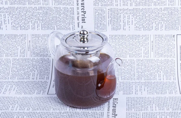 Gazete Arkaplanındaki Çaydanlık — Stok fotoğraf