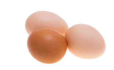 Beyaz arkaplanda izole edilmiş tavuk yumurtası