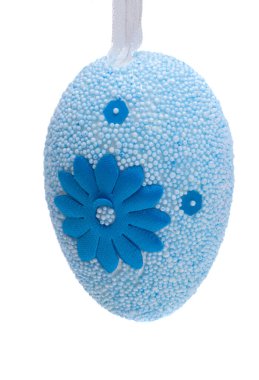 Dekoratif Paskalya yumurtası beyaz arka planda izole edilmiş