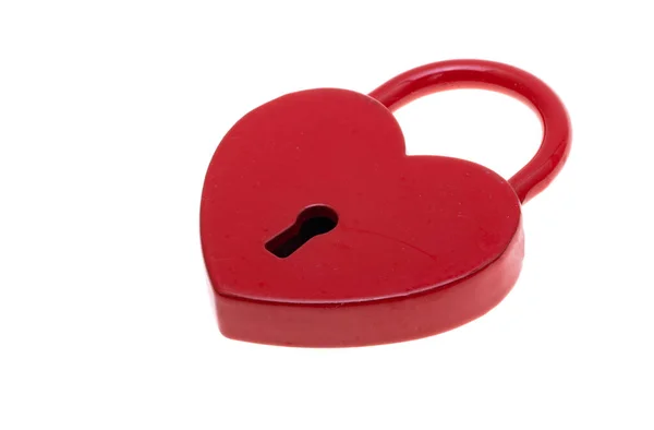白い背景に隔離された赤い南京錠の心臓 — ストック写真