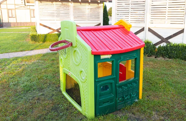 Kinderhaus Spielzeug Auf Der Wiese — Stockfoto