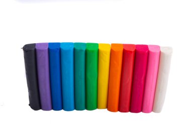 beyaz arkaplanda izole edilmiş renkli plastikler