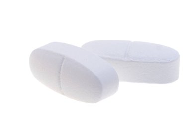 Beyaz arka planda izole edilmiş haplar