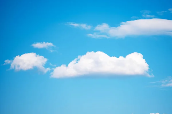 Weiße Wolke Vor Blauem Himmel — Stockfoto