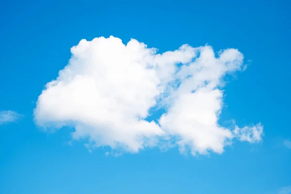 Nube Blanca Contra Cielo Azul —  Fotos de Stock