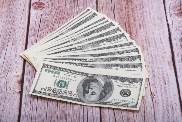 Banknoty 100 Dolarów Drewnianym Tle — Zdjęcie stockowe