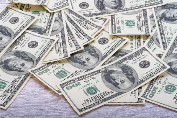 Tahta Arka Planda 100 Dolarlık Banknotlar — Stok fotoğraf