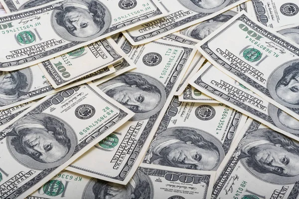 Tahta Arka Planda 100 Dolarlık Banknotlar — Stok fotoğraf