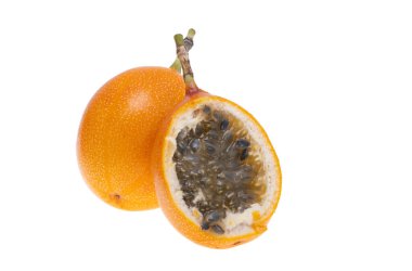 Beyaz arka plan üzerinde izole granadilla meyve