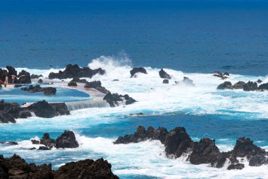 Madeira Adası manzarası Porto Moniz 'i gösteriyor