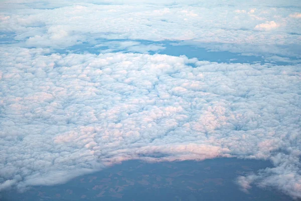 从飞机窗口看云彩 — 图库照片