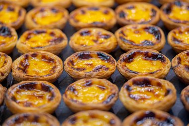 Kremalı geleneksel Portekiz kekleri.