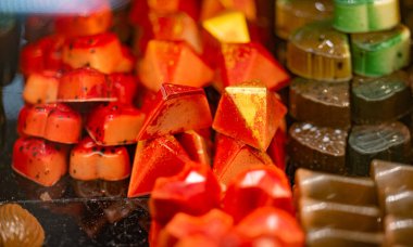 Tezgahın üzerinde çikolatalı şekerler