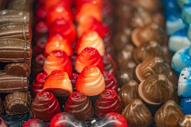 Tezgahın üzerinde çikolatalı şekerler