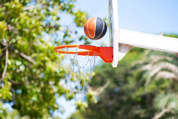 Mand Voor Bal Basketbal Spelen — Stockfoto