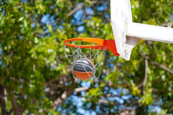 Korg För Bollen Att Spela Basket — Stockfoto