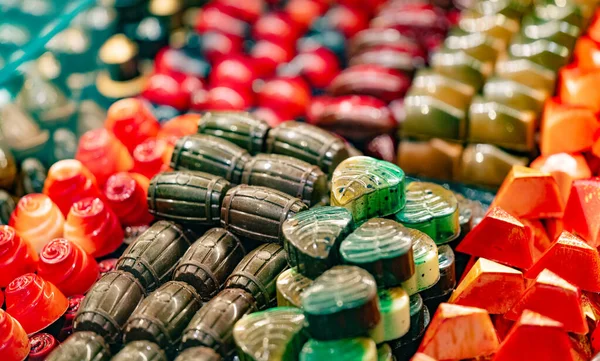 Tezgahın Üzerinde Çikolatalı Şekerler — Stok fotoğraf