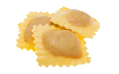 Ravioli beyaz arkaplanda izole edildi