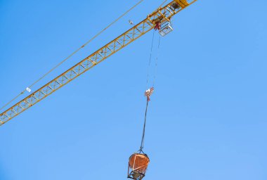 güneşli bir günde inşaat vinç