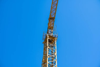 güneşli bir günde inşaat vinç