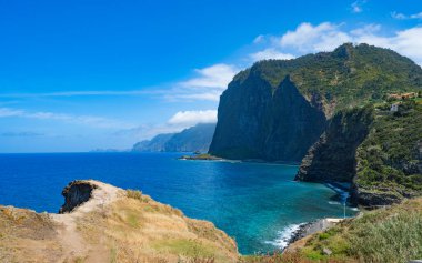 Güneşli bir günde Madeira adasında manzara