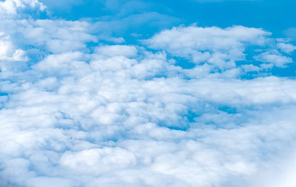 Mavi Gökyüzü Bir Uçağın Bulutlarıyla — Stok fotoğraf