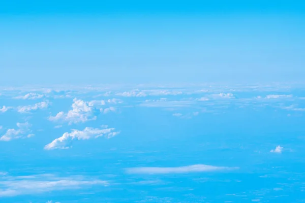 Mavi Gökyüzü Bir Uçağın Bulutlarıyla — Stok fotoğraf