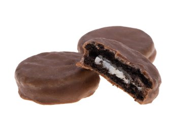 Beyaz arka planda izole edilmiş küçük çikolatalı kurabiyeler.