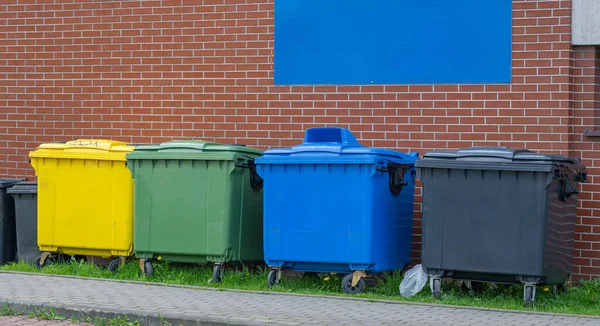 Sokaktaki Çeşitli Çöpler Için Konteynırlar — Stok fotoğraf