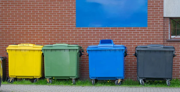 Sokaktaki Çeşitli Çöpler Için Konteynırlar — Stok fotoğraf