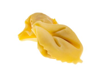 Ravioli beyaz arkaplanda izole edildi