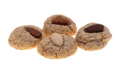 Beyaz arka planda izole edilmiş bademli fındıklı kurabiyeler