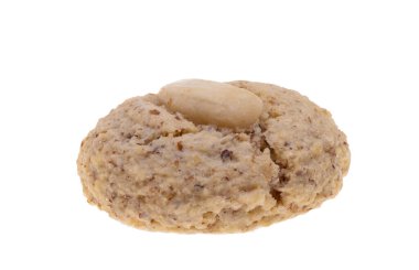 Beyaz arka planda izole edilmiş bademli fındıklı kurabiyeler