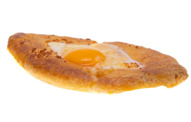 Beyaz arka plan üzerinde izole Acara khachapuri