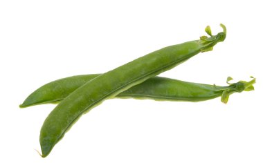 Genç yeşil bezelyeler beyaz arkaplanda izole edilmiş