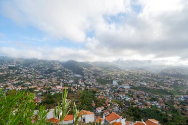 Dağdan Funchal şehrine bak.