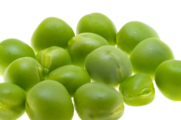 白い背景に隔離された若い緑のエンドウ豆 — ストック写真