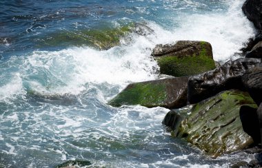 Deniz dalgaları ve kayaların manzarası