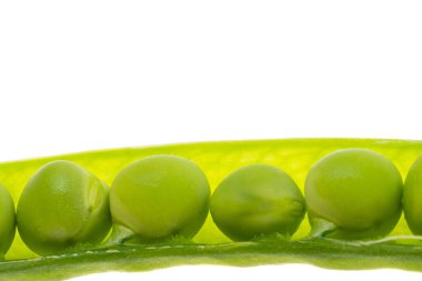 Beyaz arka plan üzerinde izole yeşil genç bezelye