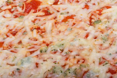 Farklı peynirli lezzetli İtalyan pizzası.