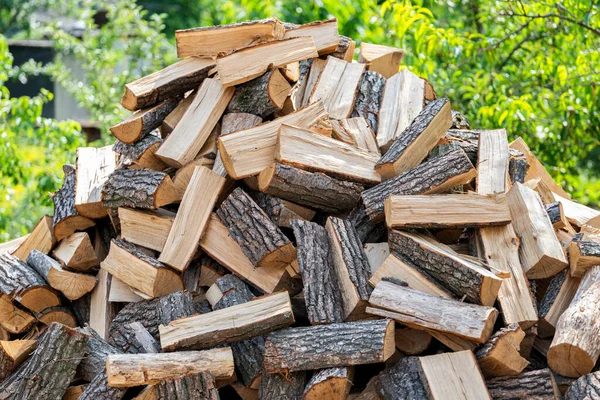 Haufen Gehäckseltes Brennholz Aus Nächster Nähe — Stockfoto
