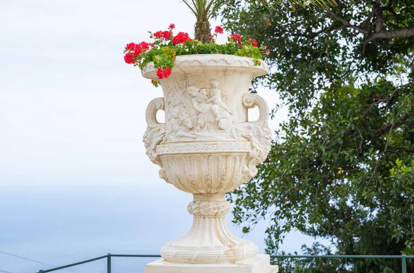 公園に花のある石の花瓶 — ストック写真