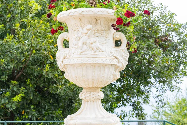 公園に花のある石の花瓶 — ストック写真